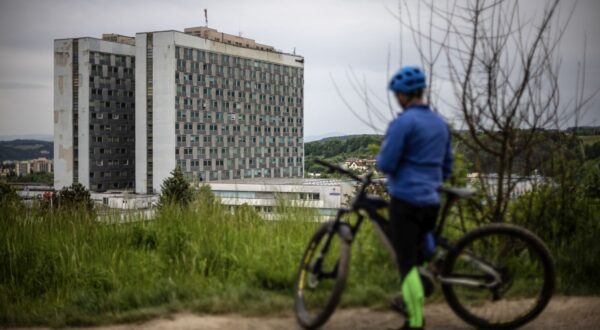 epa11347055 A cyclist looks towards the F. D. Roosevelt University Hospital, where Slovak Prime Minister Robert Fico is being treated after being shot two days earlier, in Banska Bystrica, Slovakia, 17 May 2024. The Slovak government office on 15 May confirmed there had been an assassination attempt on Prime Minister Robert Fico following a meeting in the town of Handlova. Slovak President-elect Peter Pellegrini, who visited Fico in hospital and spoke with him, told journalists that Fico's condition remains very serious.  EPA/MARTIN DIVISEK