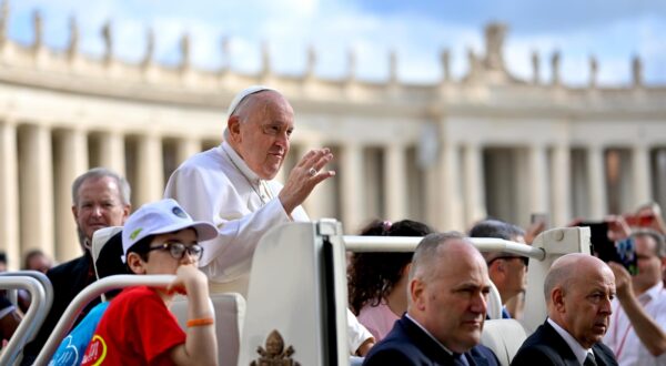 epa11359456 Pope Francis waves at faithful during his weekly General Audience in Saint Peter's Square, Vatican City, 22 May 2024.  EPA/Alessandro Di Meo