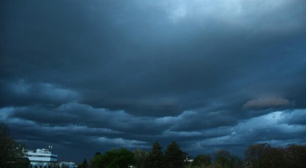 02.04.2024.,Sisak - Tamni oblaci na nebu iznad Siska.  Photo: Nikola Cutuk/PIXSELL