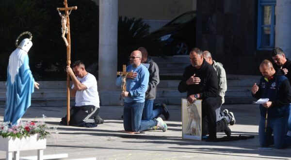04.05.2024., Sibenik - Svake prve subote u mjesecu moli se krunica na gradskom trgu u Sibeniku. Photo: Hrvoje Jelavic/PIXSELL