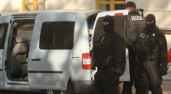 26.10.2009., Mostar - Policija je na Zupanijski sud u Mostaru dovela Ediba Buljubasica, bivseg porucnika HOS-a, svjedoka ubojstva Blaza Kraljevica. rPhoto: Zoran Grizelj/VLM/PIXSELL