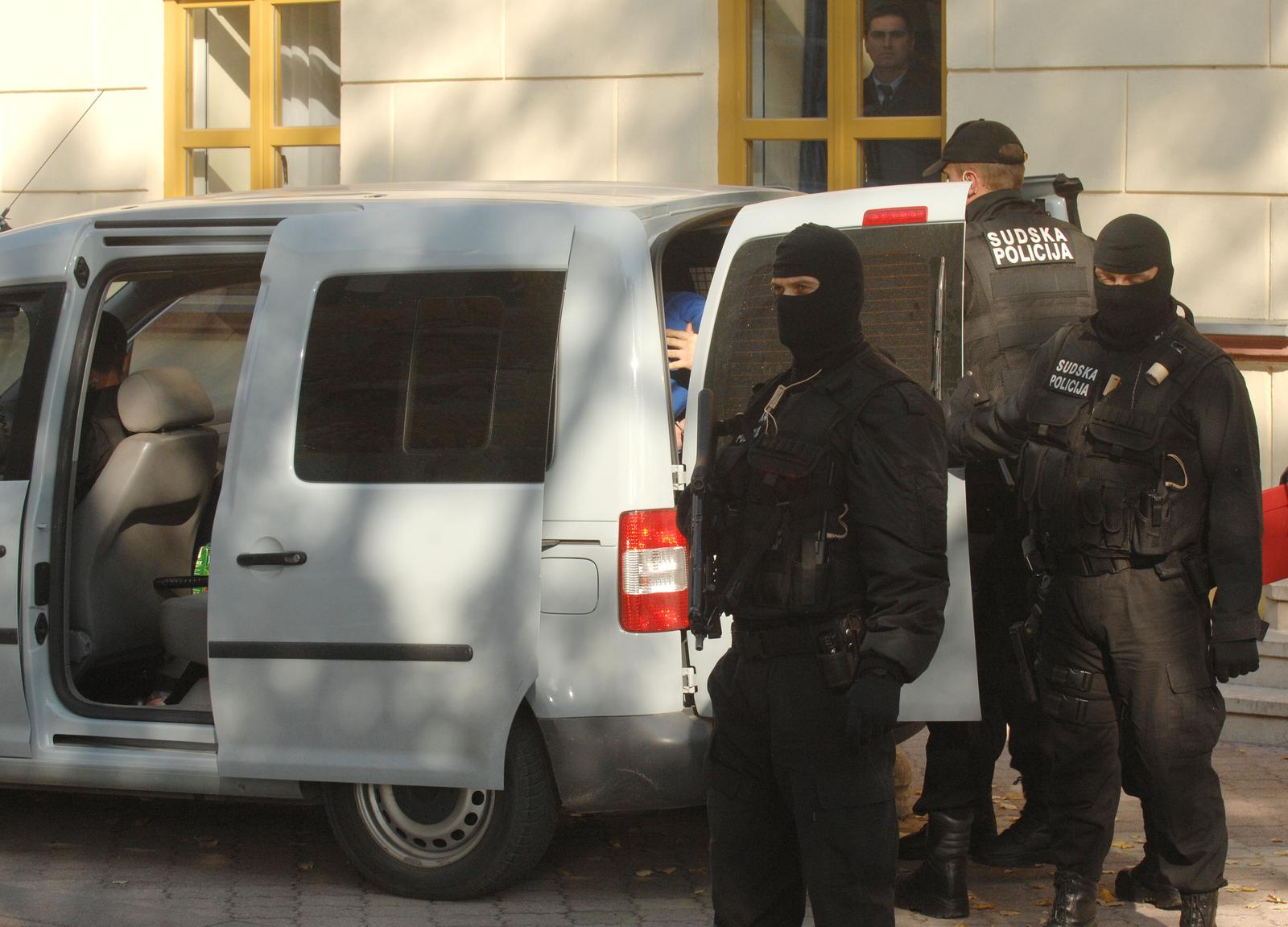 26.10.2009., Mostar - Policija je na Zupanijski sud u Mostaru dovela Ediba Buljubasica, bivseg porucnika HOS-a, svjedoka ubojstva Blaza Kraljevica. rPhoto: Zoran Grizelj/VLM/PIXSELL