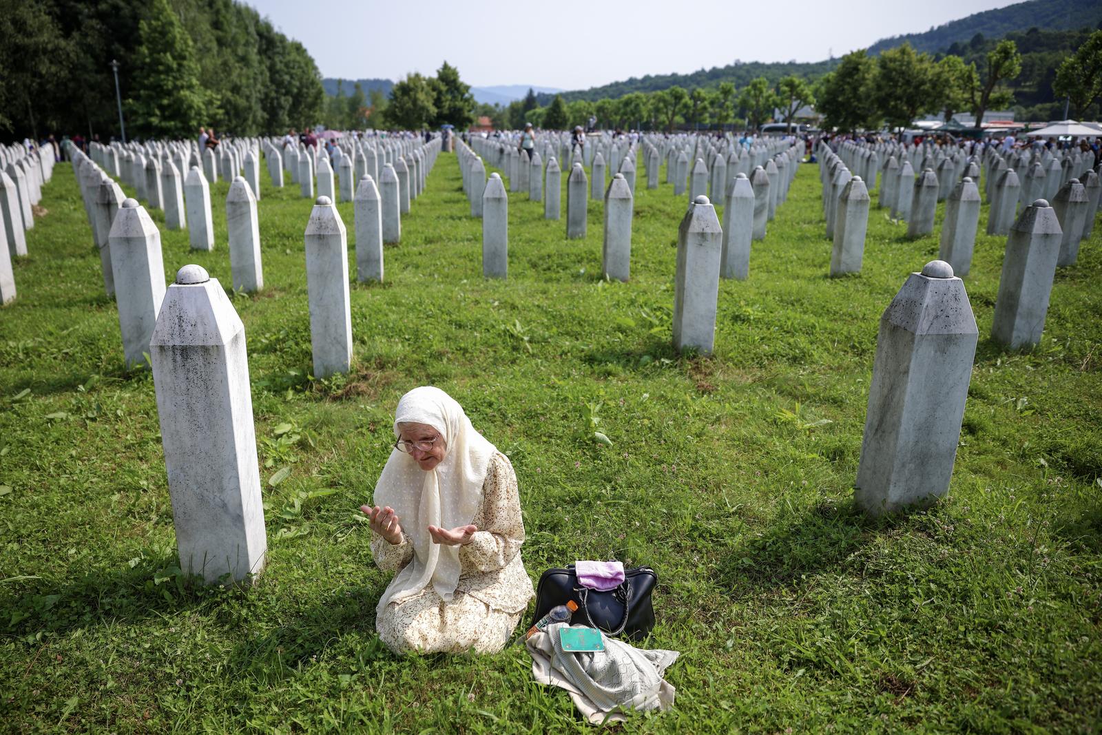 11.07.2023., Sarajevo, Bosna i Hercegovina - Tisuce ljudi stiglo je danas u Potocare na obiljezavanje 28. godisnjice genocida u Srebrenici. Photo: Armin Durgut/PIXSELL