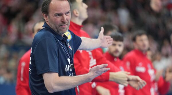 RIGHTS ONLY FOR: Croatia, Slovenia, Bosnia, Serbia, Montenegro 16 March 2024, Lower Saxony, Hanover: Handball: Olympic Qualification, Qualification, Tournament 2, Matchday 2, Germany - Croatia, in the ZAG Arena. Croatia's coach Dagur Sigurdsson gesticulates on the sidelines. Photo: Marcus Brandt/dpa Photo: Marcus Brandt/PIXSELL