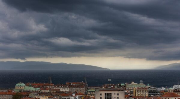16.4.2024.., Rijeka - Olujni udari vjetra na rijeckom podrucju. Photo: Nel Pavletic/PIXSELL