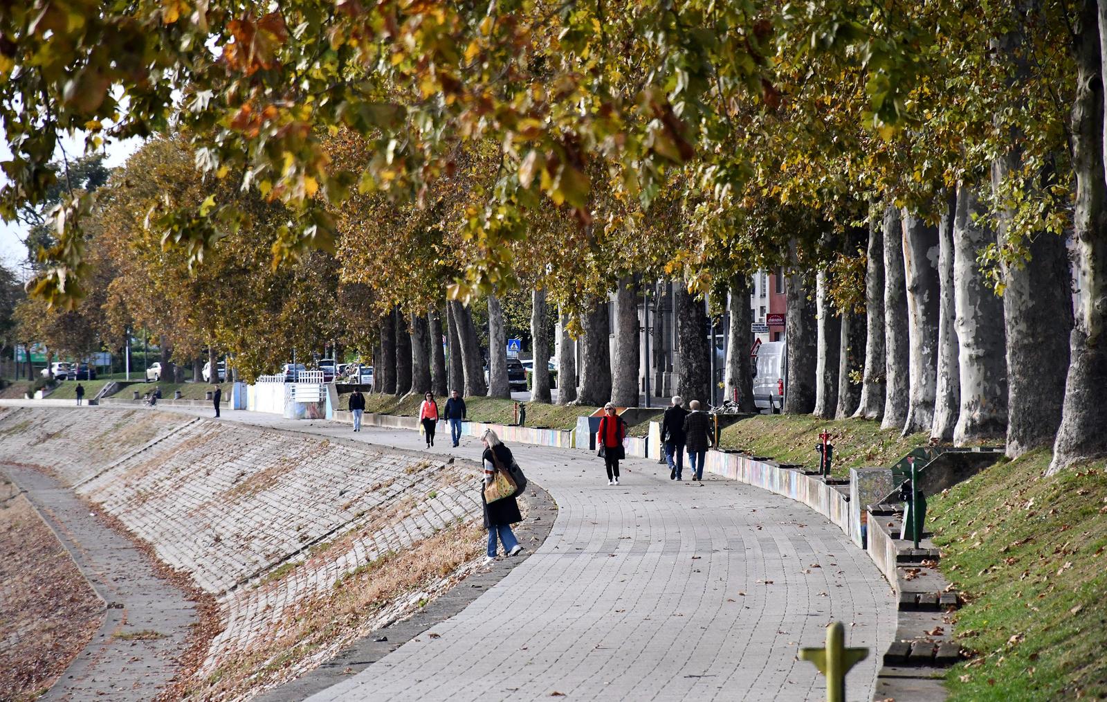 16.10.2023., Slavonski Brod - Prohladno i vjetrovito jesenje poslijepodne uz rijeku Savu.. Photo: Ivica Galovic/PIXSELL