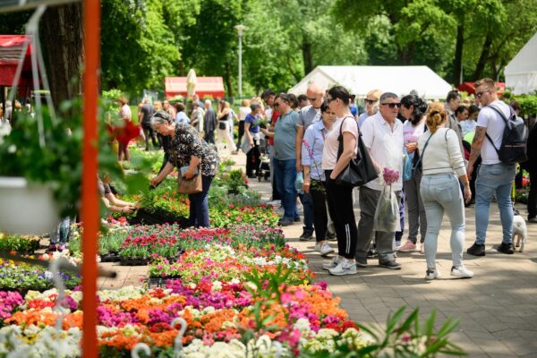21.05.2023., Zagreb - Velik broj gradjana posjetio je uoci zatvaranja medjunarodnu izlozbu cvijeca Floraart na zagrebackom jezeru Bundek.
 Photo: Davor Puklavec/PIXSELL
