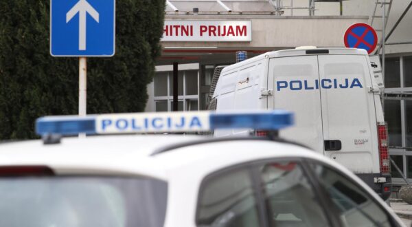 27.03.2020., Split - Policijska vozila ispred hitnog prijema KBC Split. 