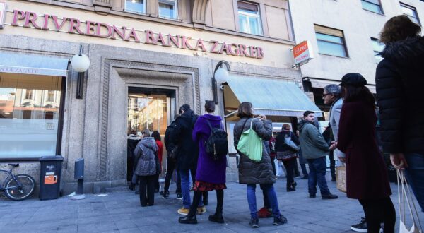 28.12.2022., Zagreb - Velike guzve ispred banaka u centru grada uoci konverzije na euro. Photo: Neva Zganec/PIXSELL
