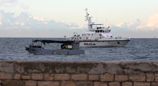 29.12.2017., Savudrija - Ribari i policija na moru uz granicu sa Slovenijom. rPhoto: Goran Kovacic/PIXSELL