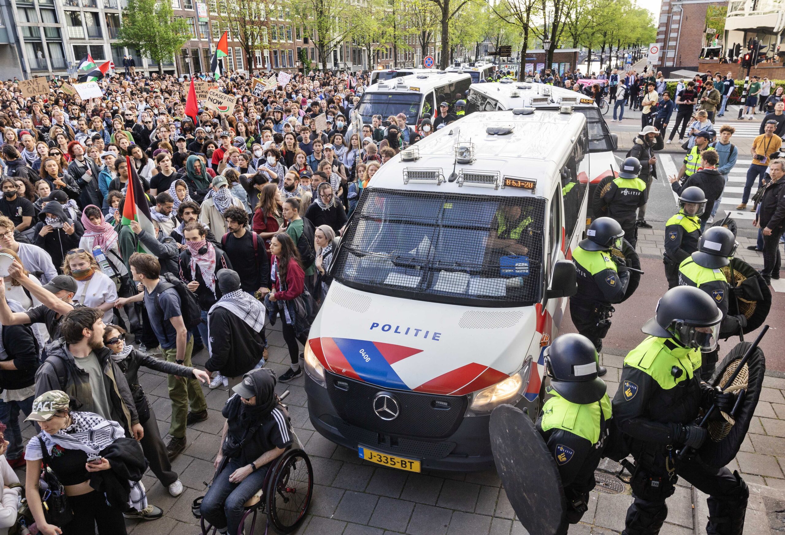 epa11325253 Police officers intervene in a protest at the Roeterseiland campus of the University of Amsterdam (UvA) in Amsterdam, The Netherlands, 07 May 2024, during a protest in solidarity with pro-Palestinian students who protested a day earlier at the Roeterseiland campus of the University of Amsterdam (UvA) and were removed by the police.  EPA/RAMON VAN FLYMEN