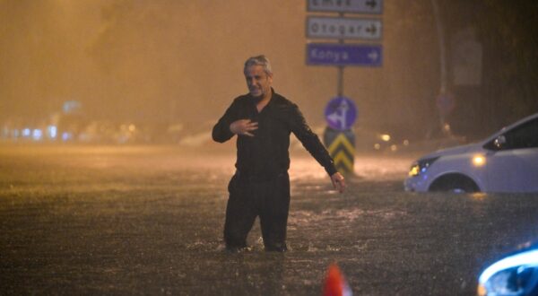 ANKARA, TURKIYE - APRIL 30: People try to walk through water puddles after a downpour during late hours in Ankara, Turkiye on April 30, 2024. Ismail Aslandag / Anadolu/ABACAPRESS.COM,Image: 869335957, License: Rights-managed, Restrictions: , Model Release: no, Credit line: AA/ABACA / Abaca Press / Profimedia