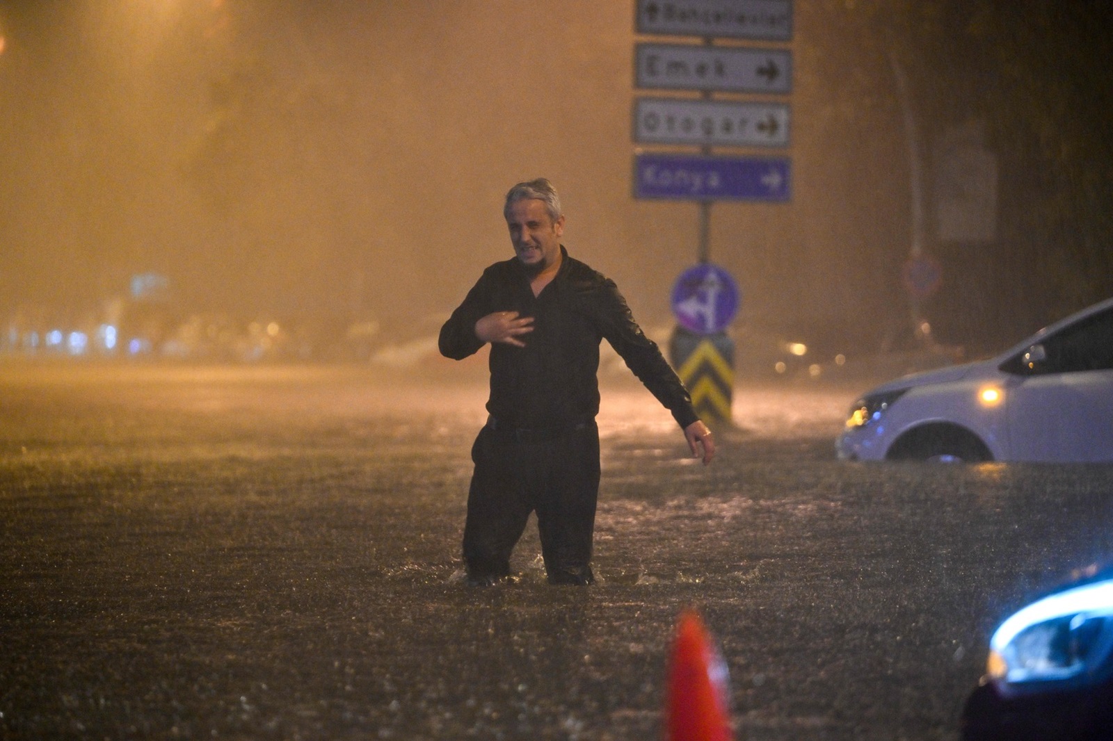 ANKARA, TURKIYE - APRIL 30: People try to walk through water puddles after a downpour during late hours in Ankara, Turkiye on April 30, 2024. Ismail Aslandag / Anadolu/ABACAPRESS.COM,Image: 869335957, License: Rights-managed, Restrictions: , Model Release: no, Credit line: AA/ABACA / Abaca Press / Profimedia