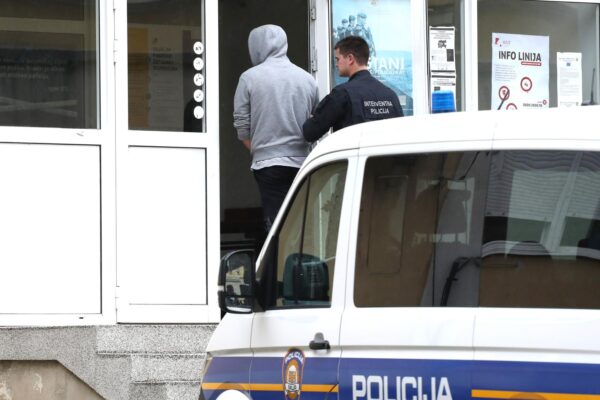 26.03.2024., Sibenik - Privodjenje jednog od osumnjicenih za napad ispred caffe bara 