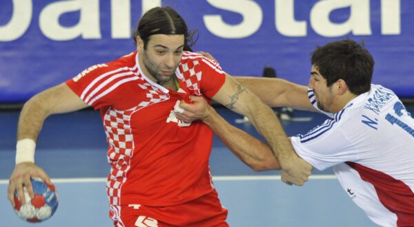 Croatia's Ivano Balic (L) vies with France's Nikola Karabatic during their men's World Championships final match on at the "Arena Zagreb" sports hall February 1, 2009 in Zagreb.  France won 24-19.,Image: 29313320, License: Rights-managed, Restrictions: , Model Release: no, Credit line: ATTILA KISBENEDEK / AFP / Profimedia