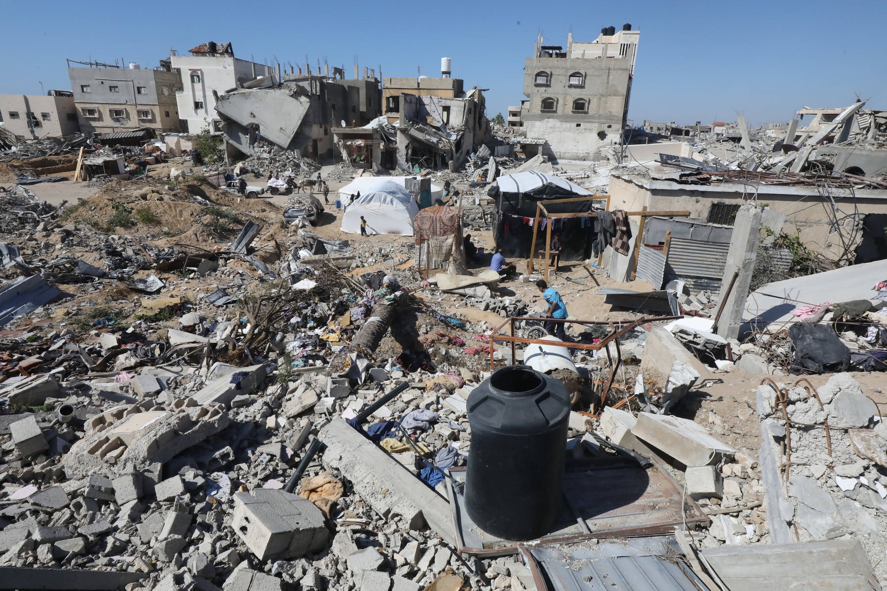Internally displaced Palestinians, carrying their belongings, set up tents on the ruins of their homes after the Israeli army asked them to evacuate from the city of Rafah, in Khan Yunis, southern Gaza Strip, 07 May 2024. The Israel Defence Forces (IDF) on 06 May called on residents of eastern Rafah to 'temporarily' evacuate to an expanded humanitarian area. On 07 May the IDF stated that its ground troops began an overnight operation targeting Hamas militants and infrastructure within specific areas of eastern Rafah, taking operational control of the Gazan side of the Rafah crossing based on intelligence information. More than 34,600 Palestinians and over 1,455 Israelis have been killed, according to the Palestinian Health Ministry and the IDF, since Hamas militants launched an attack against Israel from the Gaza Strip on 07 October 2023, and the Israeli operations in Gaza and the West Bank which followed it. Photo by Omar Ashtawy apaimages//APAIMAGES_APA0044/Credit:Omar Ashtawy  apaimages/SIPA/2405072201,Image: 870974795, License: Rights-managed, Restrictions: , Model Release: no, Credit line: Omar Ashtawy  apaimages / Sipa Press / Profimedia