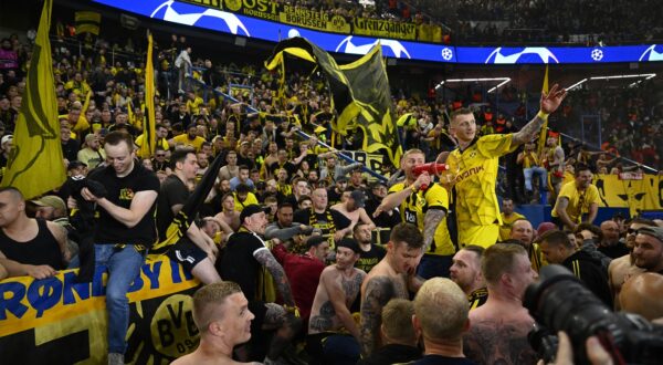 Marco Reus (BD) celebrates with fans the qualification to final at the end of the UEFA Champions League semi-final football match, 2nd leg, between Paris Saint-Germain and Borussia Dortmund at Parc des Princes in Paris, France, on May 7, 2024. Photo Jean-Marie Hervio / KMSP,Image: 871052199, License: Rights-managed, Restrictions: , Model Release: no, Credit line: HERVIO Jean-Marie / AFP / Profimedia