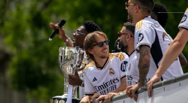 May 12, 2024, Madrid, Spain: Luca Modric (C) of Real Madrid seen during the celebration of their 36th League title. Real Madrid Football Club celebrated with its fans the achievement of its 36th Spanish League. As tradition, they have celebrated next to the statue of the Goddess Cibeles located in the Plaza de Cibeles in Madrid.,Image: 872376283, License: Rights-managed, Restrictions: , Model Release: no, Credit line: David Canales / Zuma Press / Profimedia