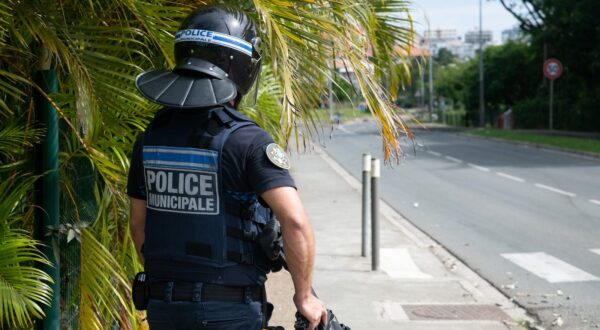 A municipal police officer equipped with flashballs keep watch near the N'Gea traffic circle, where activists are gathered, in Noumea on May 15, 2024, amid protests linked to a debate on a constitutional bill aimed at enlarging the electorate for upcoming elections of the overseas French territory of New Caledonia.  One person was killed, hundreds more were injured, shops were looted and public buildings torched during a second night of rioting in New Caledonia, authorities said May 15, as anger over constitutional reforms from Paris boiled over.,Image: 873132620, License: Rights-managed, Restrictions: , Model Release: no, Credit line: Delphine Mayeur / AFP / Profimedia