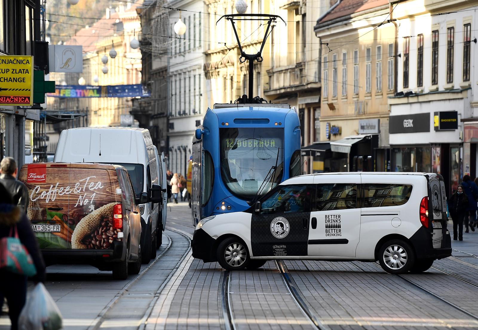 19.11.2021., Zagreb - Svaki dan pjesacku zonu u Ilici okupiraju dostavna vozila, doslovno su shvatili recenicu iz reklame od vrata do vrata, samo su zaboravili da tako ometaju javni gradski prijevoz i pjesacima kretanje po pjesackoj zoni.  Photo: Marko Lukunic/PIXSELL