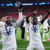 epa11384906 Dani Carvajal of Real Madrid celebrates with the player of the match trophy next to Vinicius Junior after winning the UEFA Champions League final match of Borussia Dortmund against Real Madrid, in London, Britain, 01 June 2024. Real Madrid wins their 15th UEFA Champions League.  EPA/ADAM VAUGHAN
